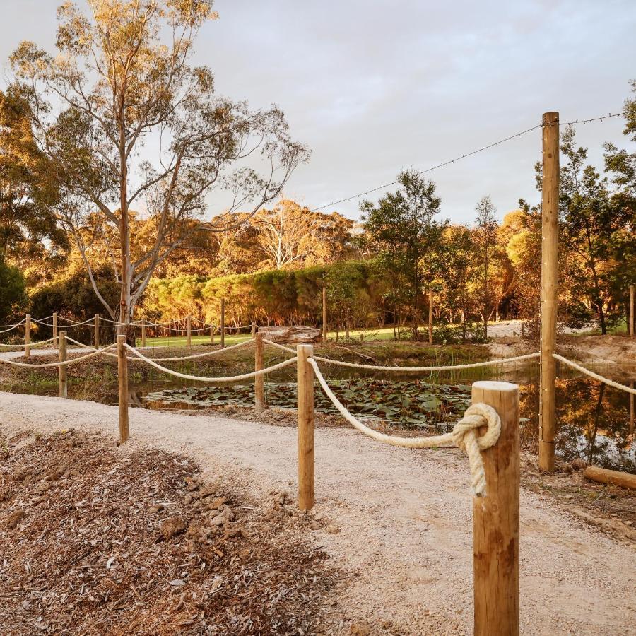 Eight Acres Lakes Entrance Exterior photo