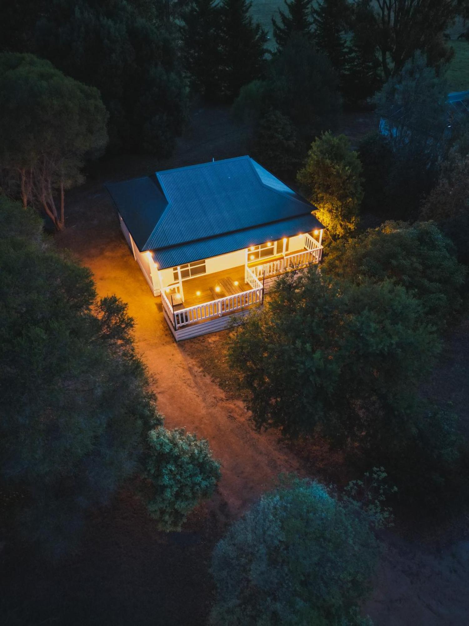 Eight Acres Lakes Entrance Guest House Exterior photo